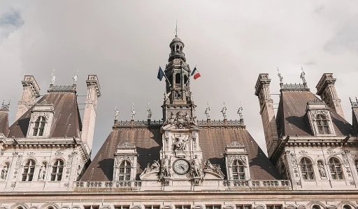 لمحات من السحر الباريسي: استكشاف طابع مناظر باريس المذهلة من الداخل