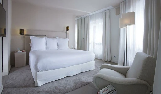 पेरिस में लग्जरी होटलों की ईंट से ईंट बात: एकांत व्यक्तिगत अनुभवों से 5 स्टार खानपान तक!