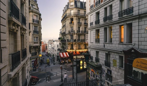 Pracht der kleinen Geheimnisse: Wie die eleganten, vereinzelten Luxus-Hotels in Paris die großen Ketten in den Schatten stellen