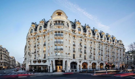 如何在巴黎豪华酒店享受Michelin级别的美味？