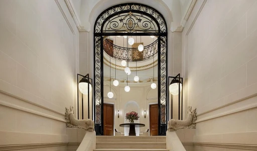 पेरिस की राजसी शान: शांप-एलीसे के समीप लक्ज़री होटलों की अनदेखी भव्यता का खुलासा!