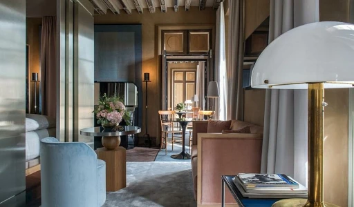 كيف يُعيد التحول الرقمي تعريف تجارب الضيافة في فنادق باريس الفاخرة؟