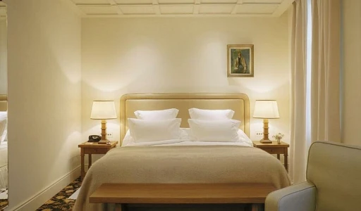 पेरिस की लग्जरी होटल कॉन्सियर्ज सेवाएं: आपके प्रवास को कैसे सुगम और अनूठा बना सकती हैं?