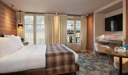 巴黎顶级酒店的窗外：揭秘如何选择俯瞰城市天际线的豪华房间？