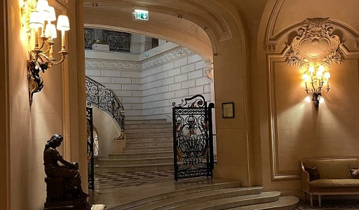 Decoding Paris with Class: Unraveling the Historical Core of Luxury Hotels in the City of Love