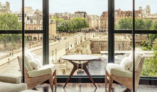 نوافذ باريس الأنيقة: اكتشاف 10 فنادق فاخرة مع مناظر خلابة في باريس للمسافر العربي