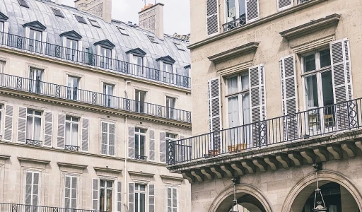Von Lila bis Gelb: Entdecken Sie 5 beeindruckende Farben-Themenhotels in Paris